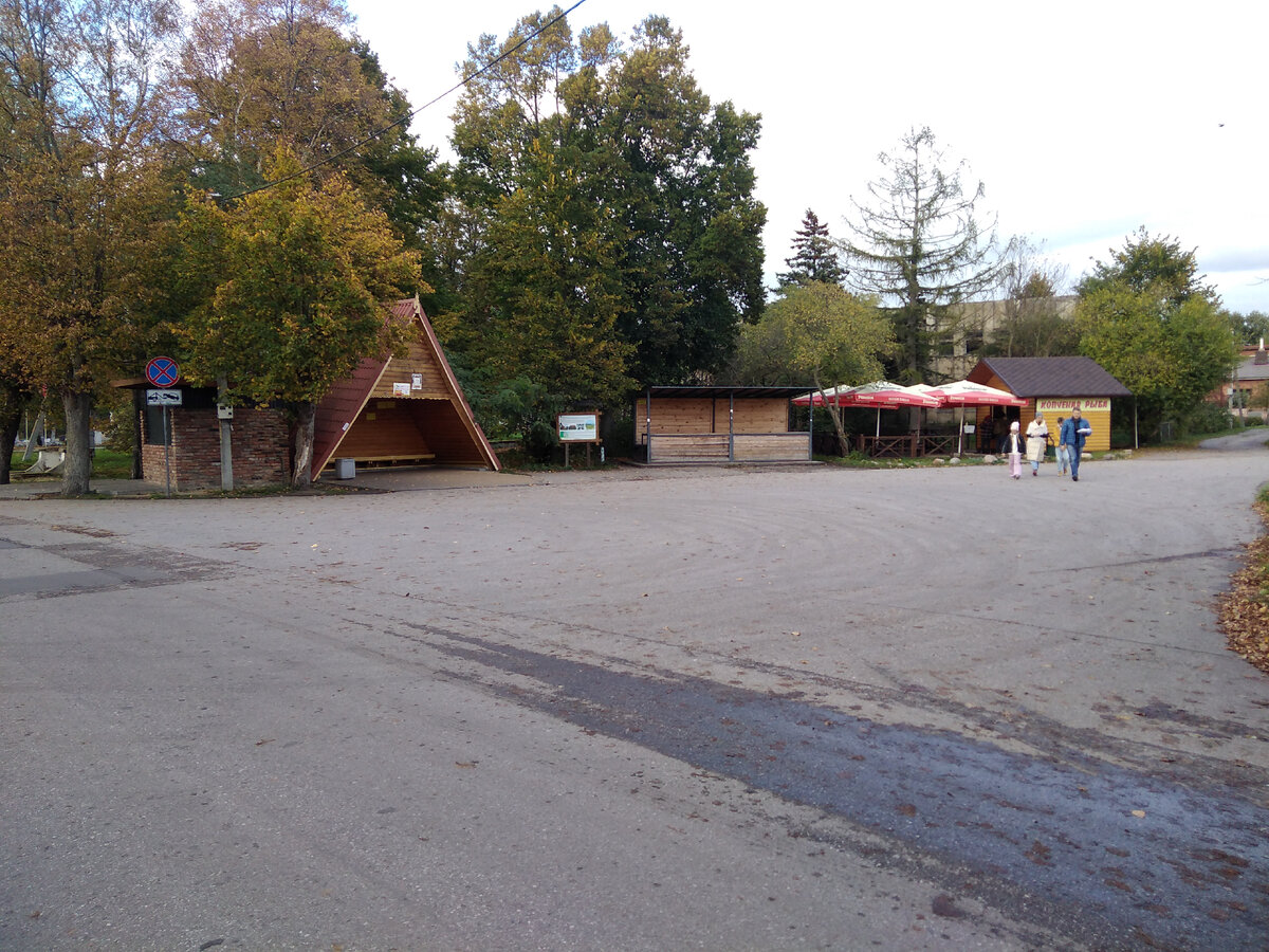 Автобусная остановка, центр посёлка Рыбачий, октябрь 2022