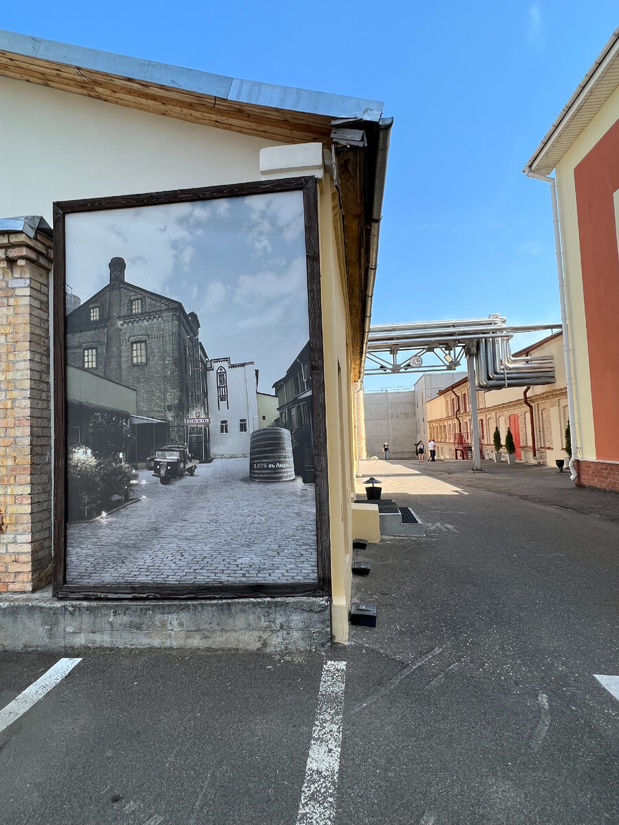 Здание на старом фото из архива. Сотрудники пересли фото на одну из стен, чтобы показать как было ранее.
