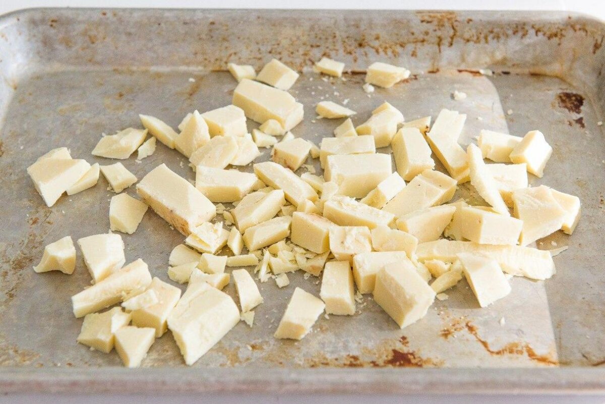 Белый шоколад — шоколад, который вырабатывают из масла какао, сахара, плёночного сухого молока и ванилина без добавления какао-порошка