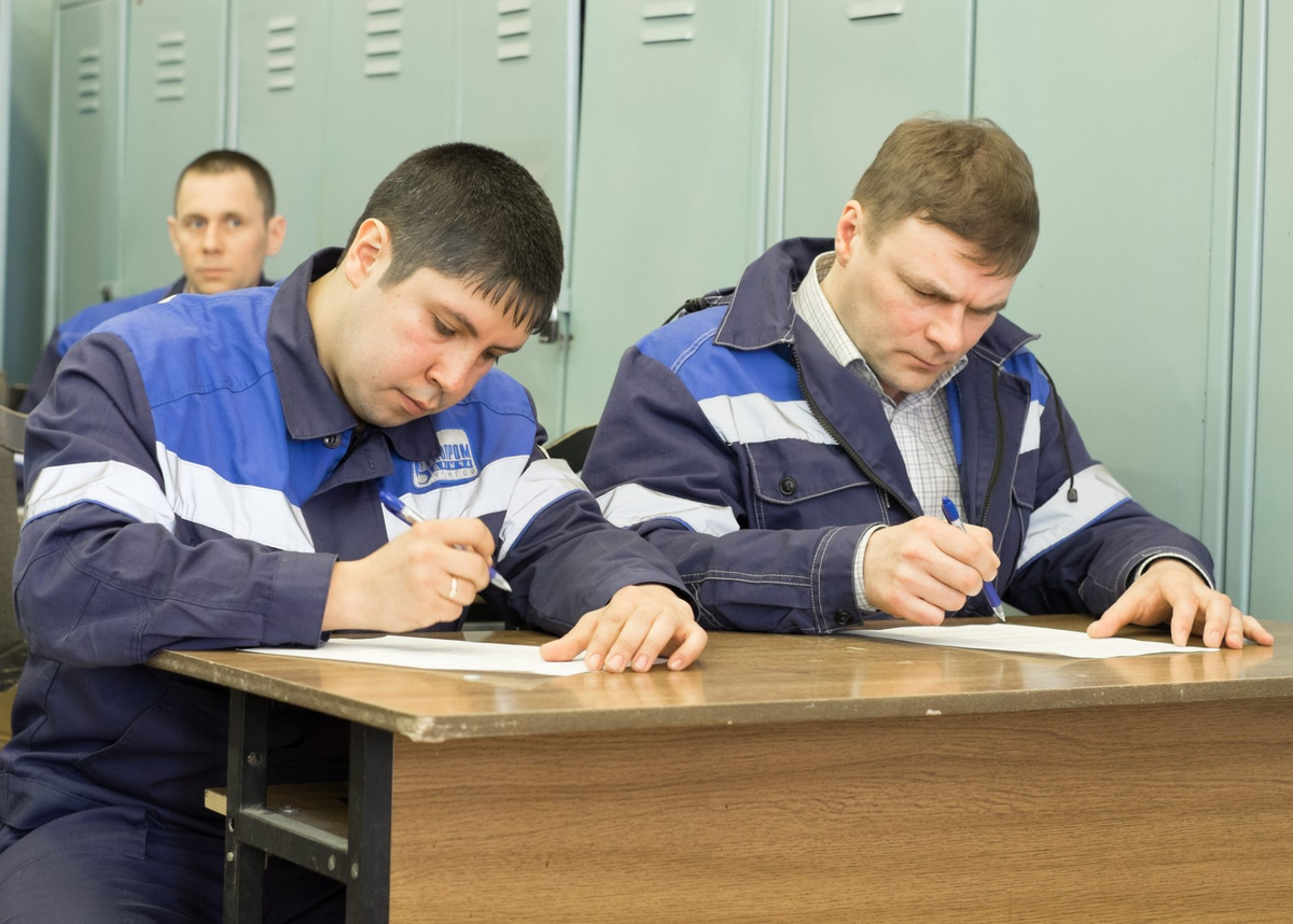 Рабочий проведение. Подготовка работников по охране труда. Охрана труда обучение. Обучение рабочих. Учеба по охране труда.