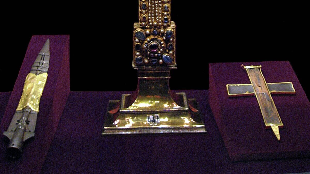    Святое копье, Имперский крест и Животворящий крест. Сокровищница Хофбургского замка, Австрия© Фото : public domain