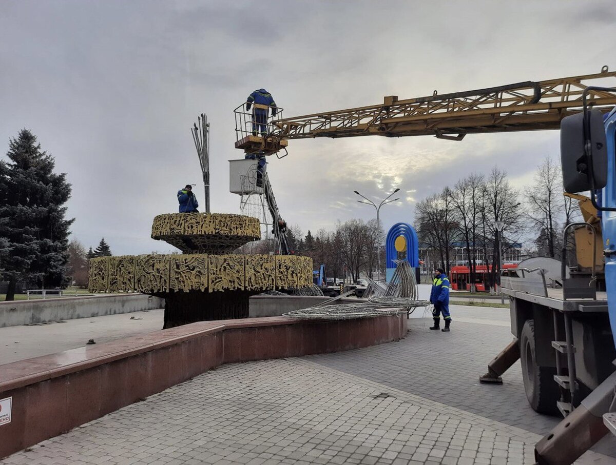 В Новокузнецке на фонтаны начали устанавливать зимнюю иллюминацию | A42.RU  | Дзен