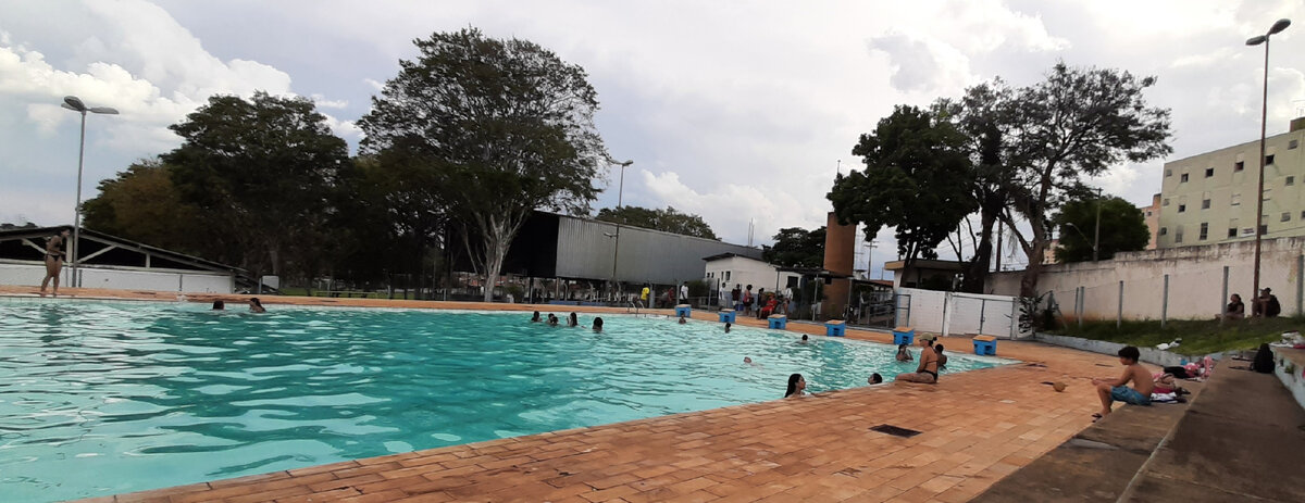 Бассейн уже не казался таким уж пустым.