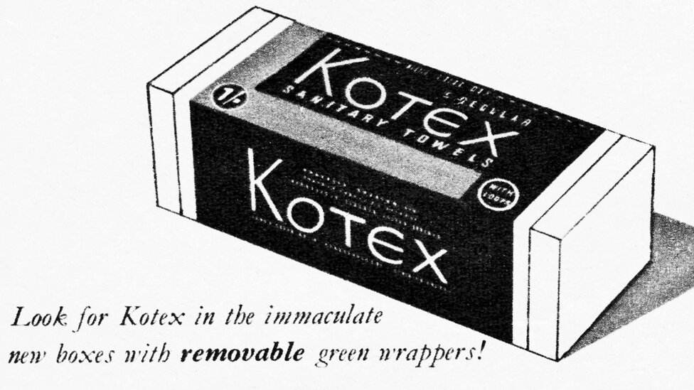 Реклама прокладок в 1920-ых годах. Надпись на рекламе: "Ищите Kotex в безупречных новых коробках со съемной зелёной оберткой".