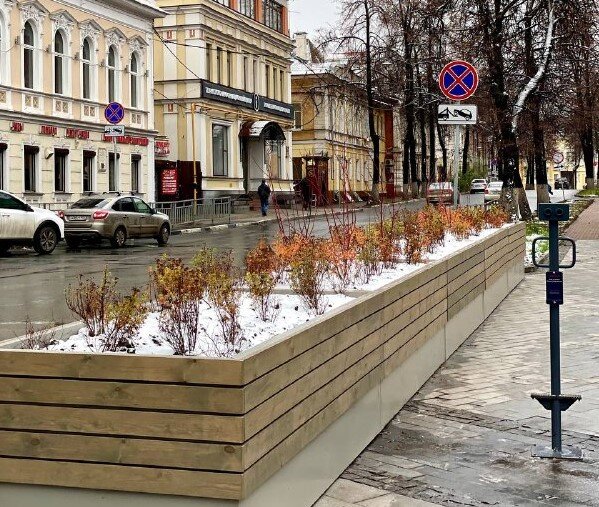    Высокие клумбы с цветами расположились вдоль автодороги на главной пешеходной улице города Арина Полтанова