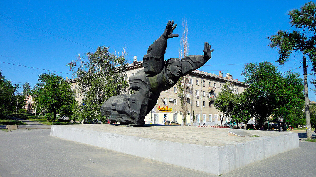 Памятник Михаилу Аверьяновичу Паникахе в центре Волгограда, на месте подвига.