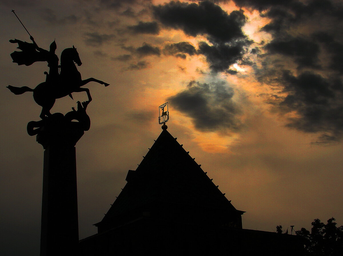 На могиле гражданина Минина в Нижегородском Кремле