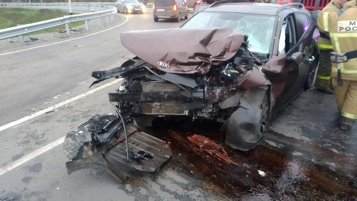     В Ростовской области водитель грузовика врезался в легковой автомобиль, который стал ему помехой, сообщили в УГИБДД по региону.