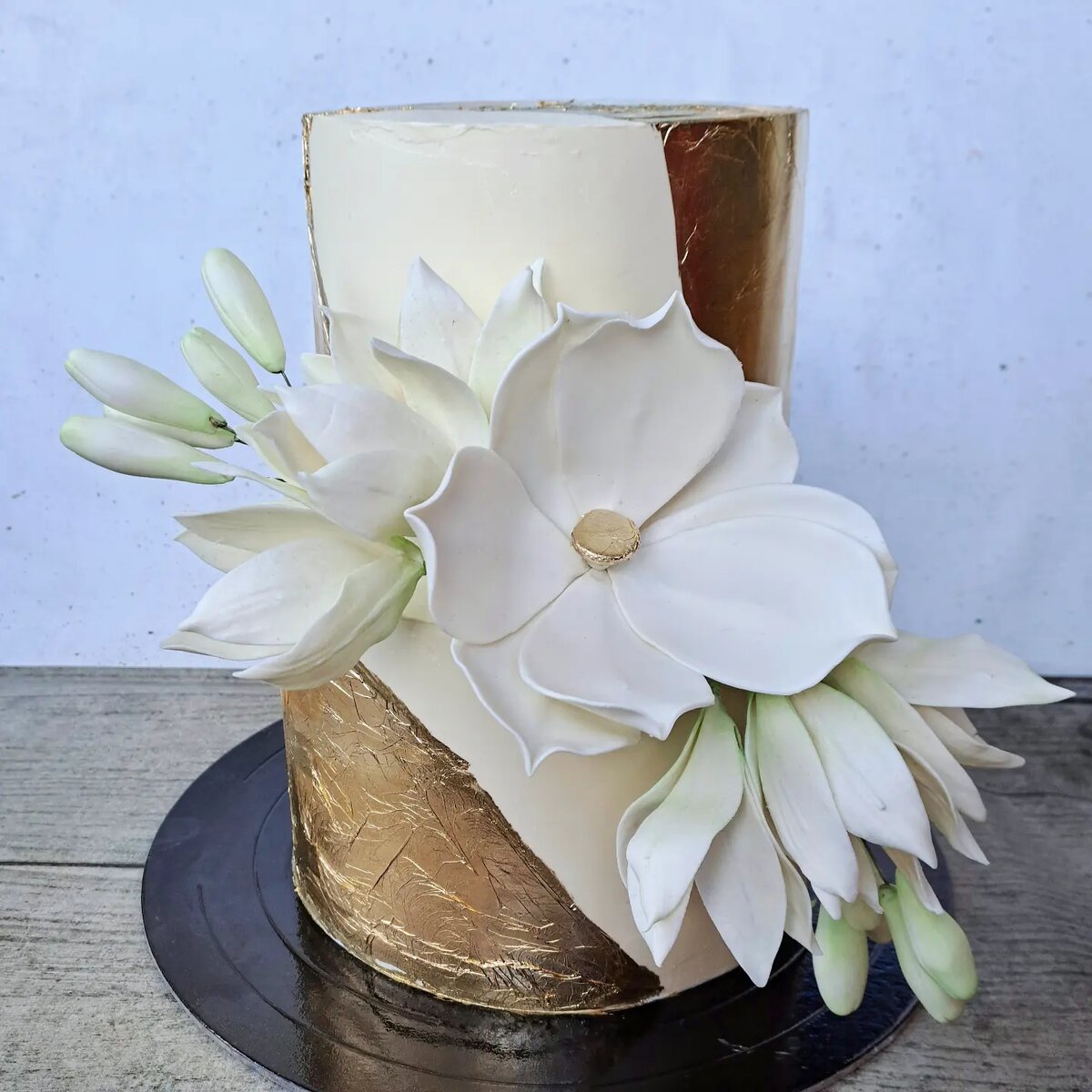 Фото автора. Торт с сусальным золотом.