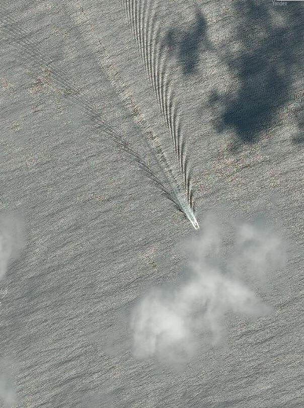 У блогеров в интернете можно встретить недоумение или фантастические домыслы по поводу аккуратных дорожек на дне мелководных водоёмов.-3