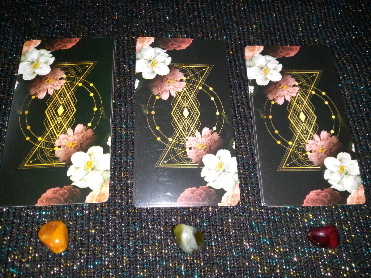 Слева направо - первый (желтый камень), второй (зеленый камень), третий (красный камень).