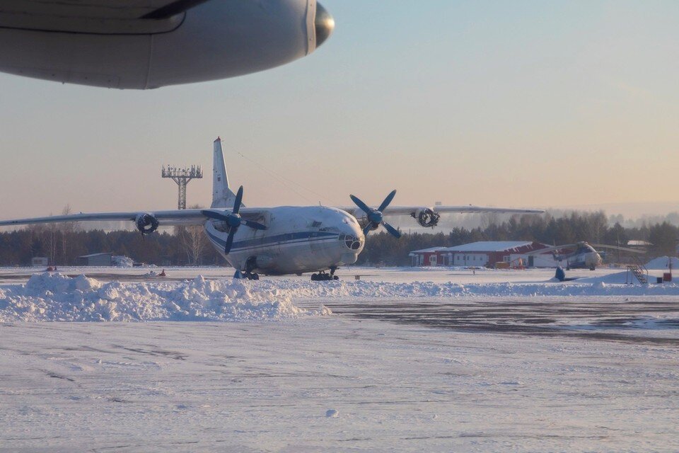     Это старый, давным давно отслуживший свой срок, самолет Ан-12. Он стоит полуразобранный в аэропорту Черемшанка. Точно также выглядел и самолет-призрак Мария ЛЕНЦ