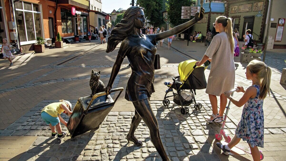    Скульптура "Курортница" в центре Зеленоградска, установленная в 2020 году© РИА Новости / Илья Питалев