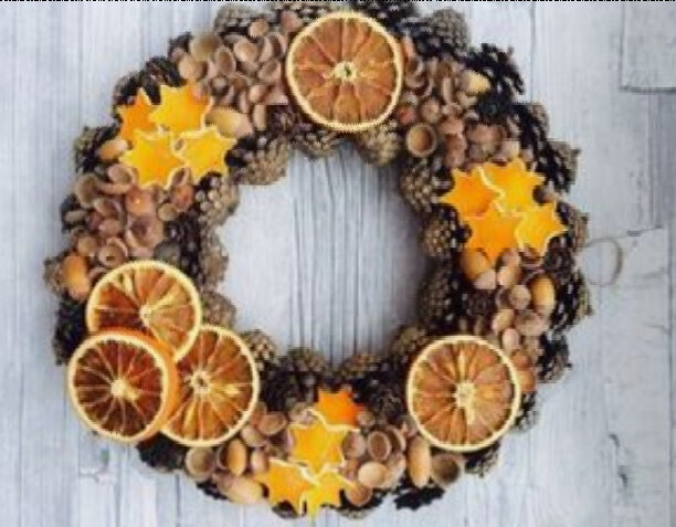Их можно сделать из шишек, веток окрашенных или нет ( по желанию) сухих долек апельсина и его кожуры и разных аксессуаров 