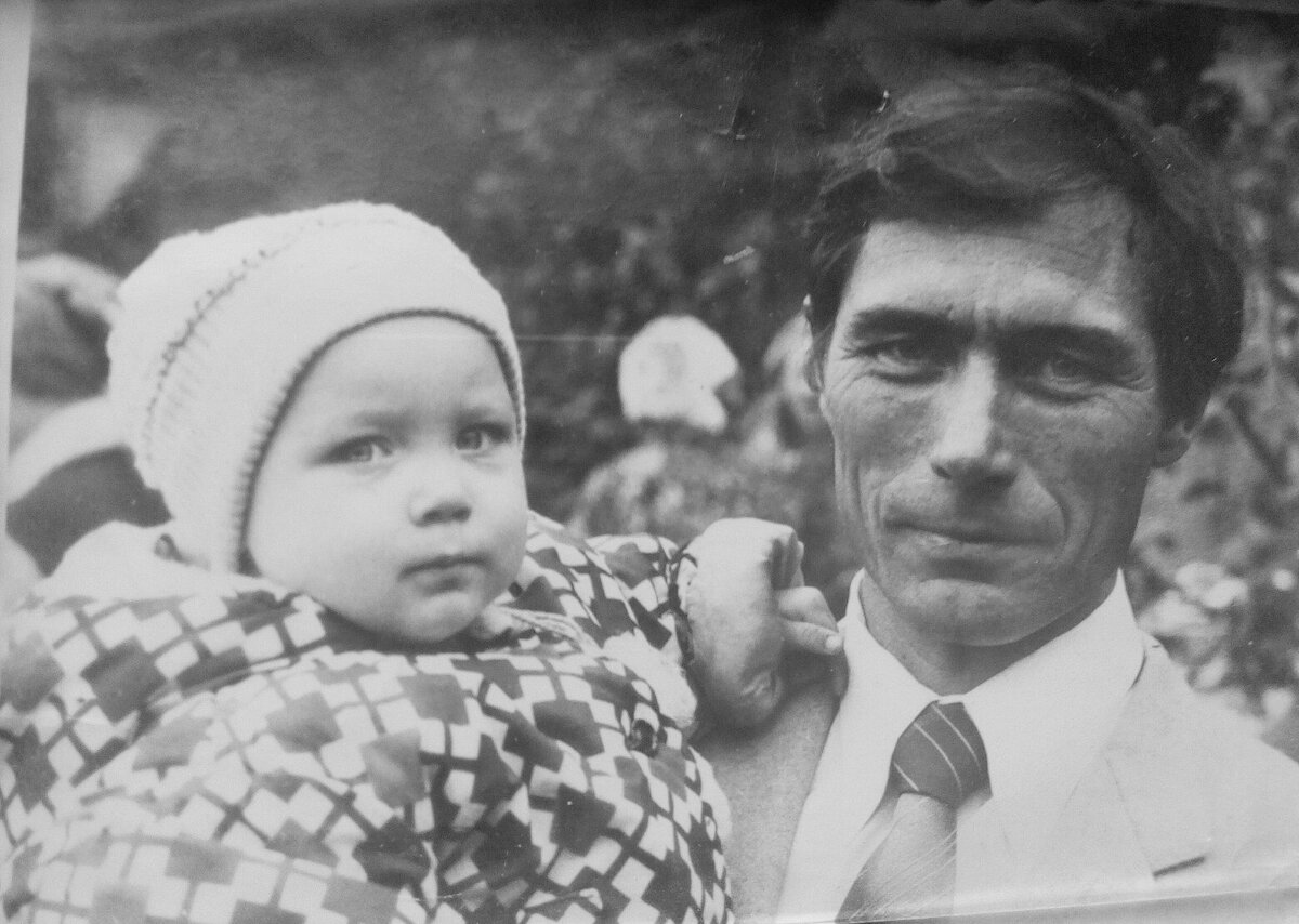 Я здесь в возрасте 1,5 лет с папой.