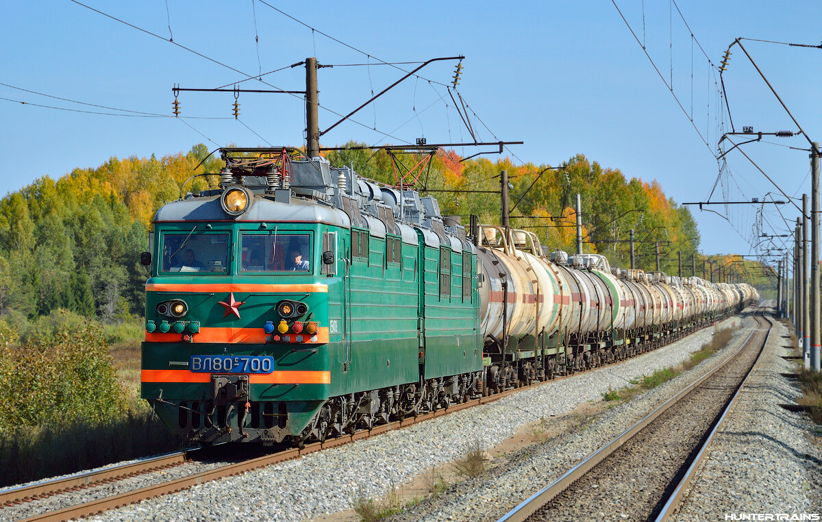 Электровоз ВЛ80С-700 (перекрашен в корпоративный окрас) с грузовым поездом. Кировская область, перегон Ацвеж - Юма, 13.09.2015