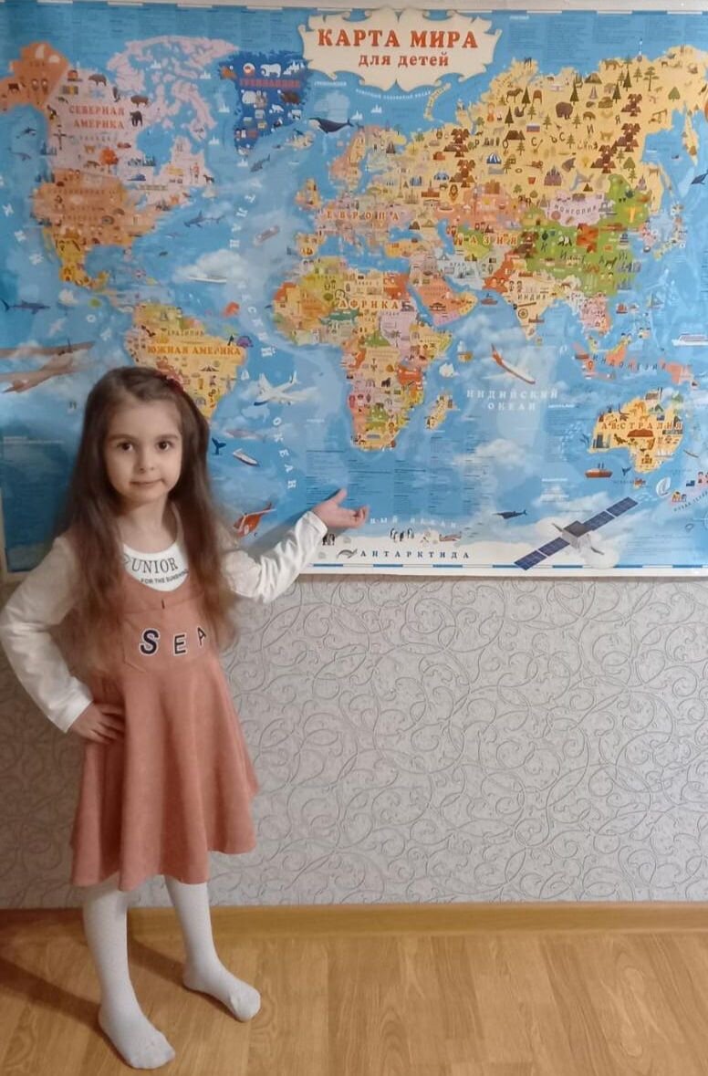 Наши туристы Ариша вместе с ее мамой уже выбирают курортный отель для отдыха летом. Фото автора.   