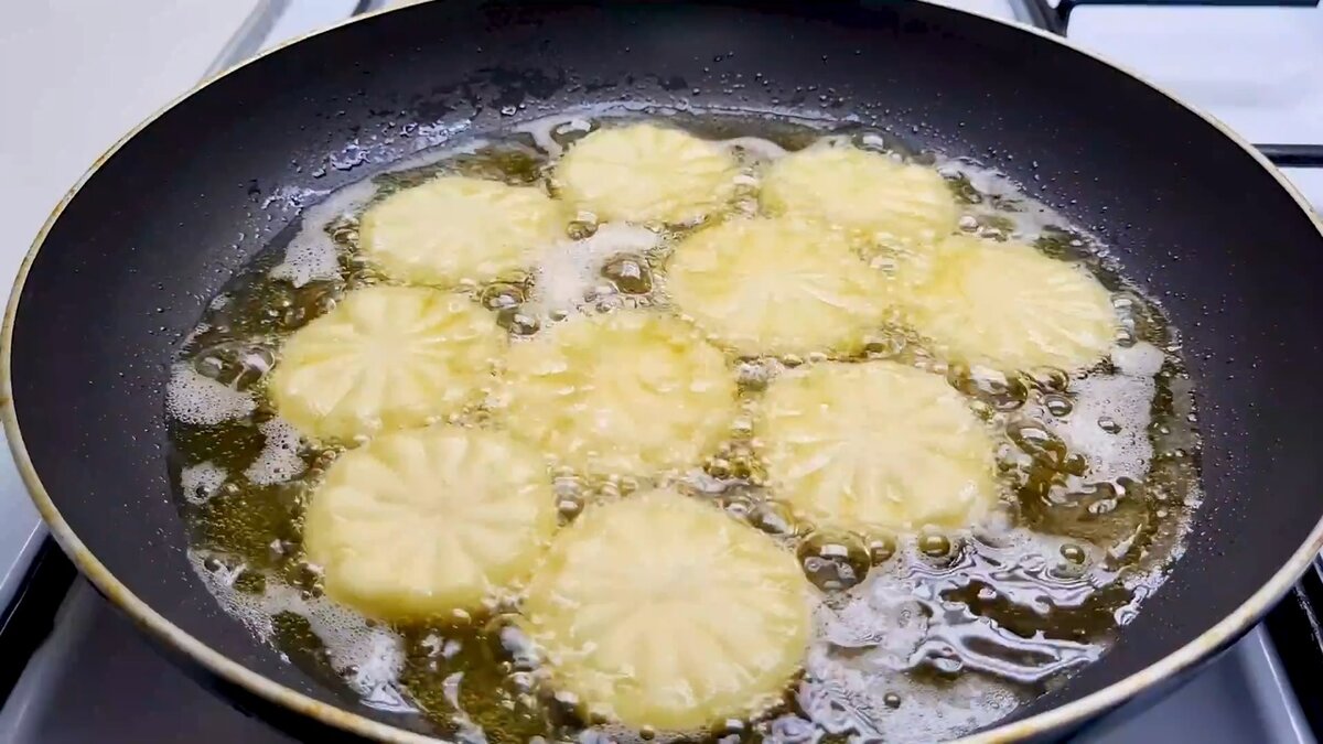Покупаю две картофелины и иду готовить потрясающую закуску для мужа - он очень любит, съедает по 15 штук за раз Покупаю две картофелины и иду готовить потрясающую закуску для мужа - он очень любит, съедает по 15 штук за раз