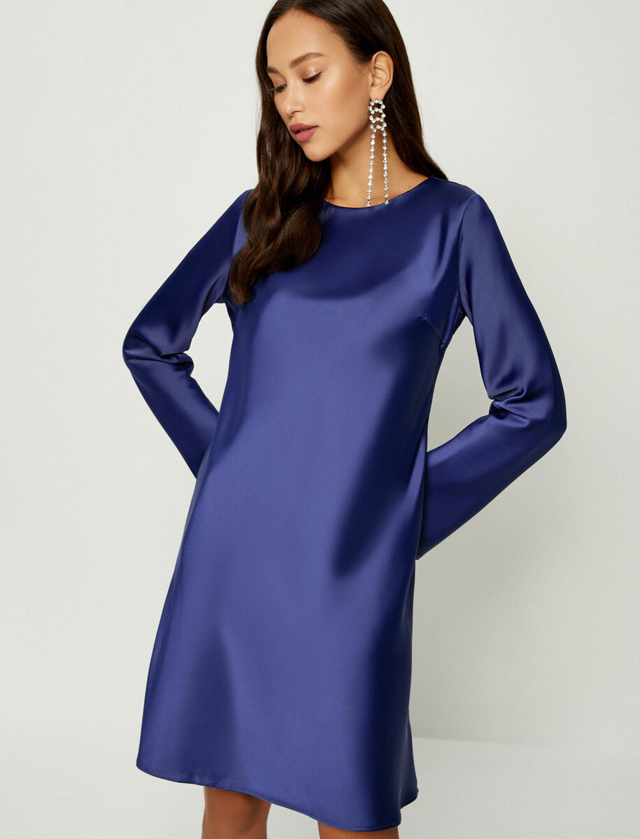Синее платье с длинными рукавами 