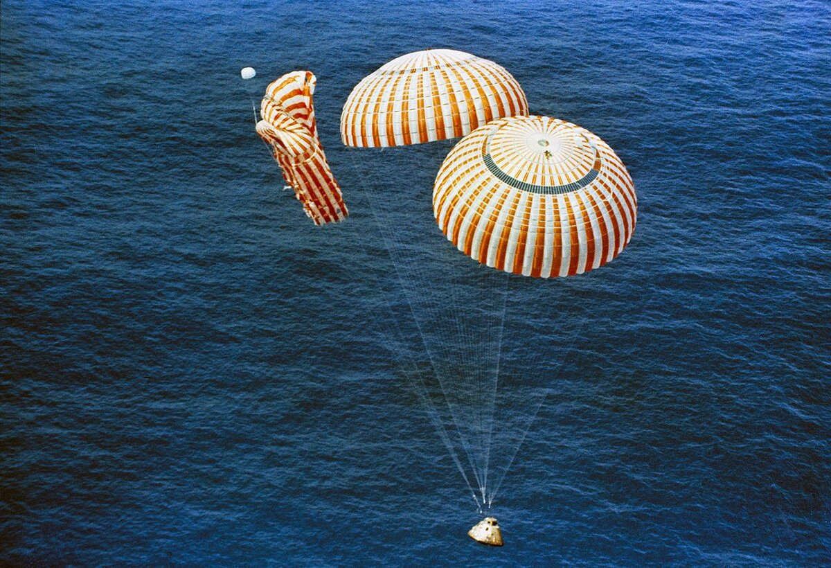 Схлопнувшийся парашют спускаемой капсулы «Аполлон-15». Из открытых источников.