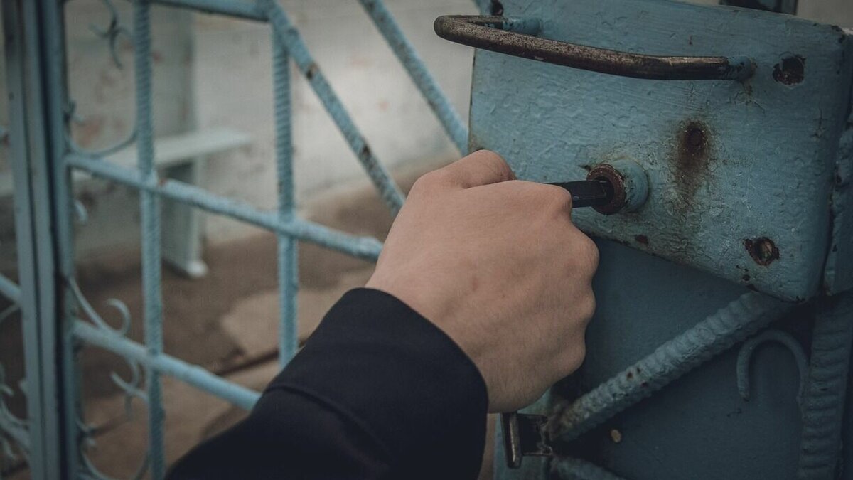     Руководитель группы компаний «Эскадра» Борис Поздняков подтвердил журналистам, что на выходных он находился в ИВС. Предварительно известно, что инцидент связан с земельными участками в районе сопки Шошина.