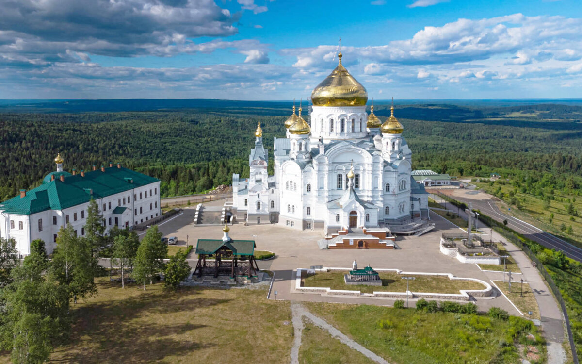 Елка в перми на эспланаде 2022. Ледовый городок в перми на эспланаде. Куда сходить в перми. Пермь центральная площадь. Пермский планетарий мотовилихинский район.