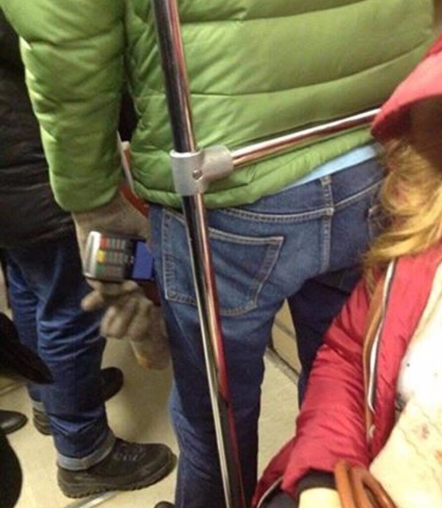    Человек в метро с терминалом? Это же неспроста! — решил автор фотографии.