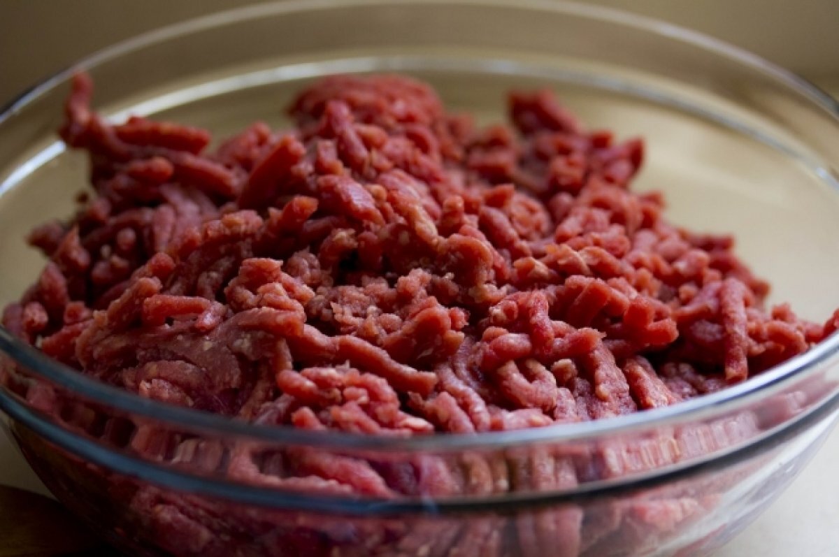    Мясной клей нашли в сосисках, фарше и колбасе челябинского предприятия