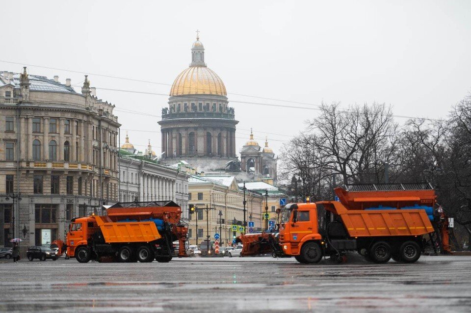     Улицы Петербурга сегодня чистят от снега более 600 единиц техники и почти 900 дворников Юлия ПЫХАЛОВА