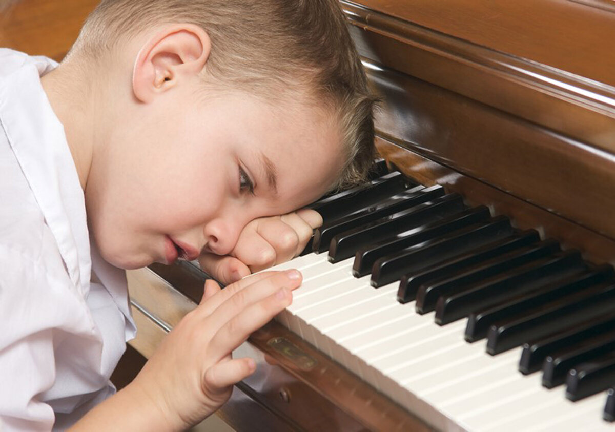 Сколько лет учатся в музыкальной. Ребенок за роялем. Фортепиано для детей. Пианино для детей. Музыкальные инструменты для детей.