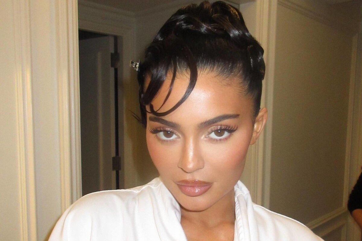     «Я должна всем показывать грудь!»: Кайли Дженнер заявила, что материнство не мешает ей оголяться