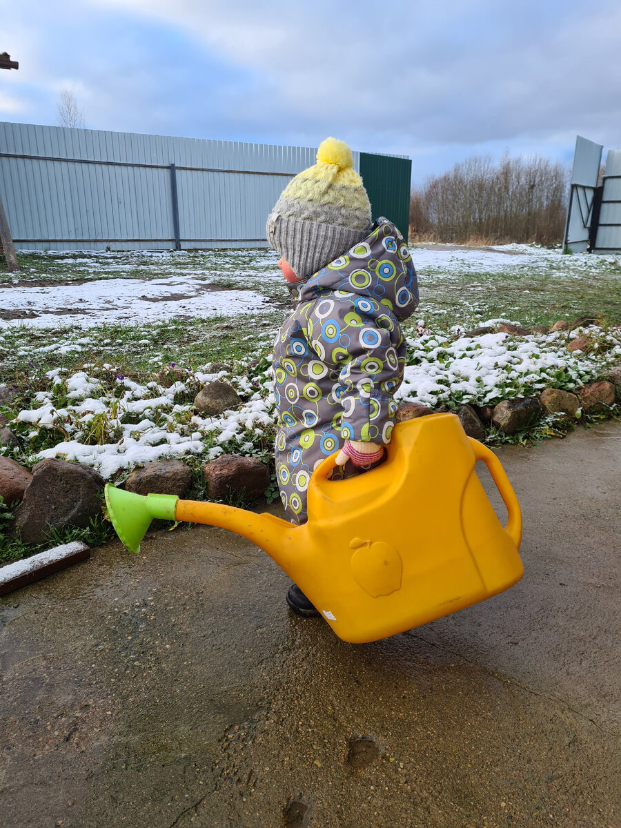 Хотела поливать цветы! Подумаешь, снег лежит) 