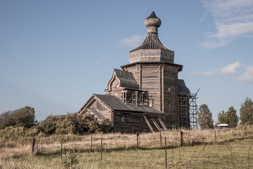 Никольская деревянная церковь в деревне Зачачье. Фото автора.