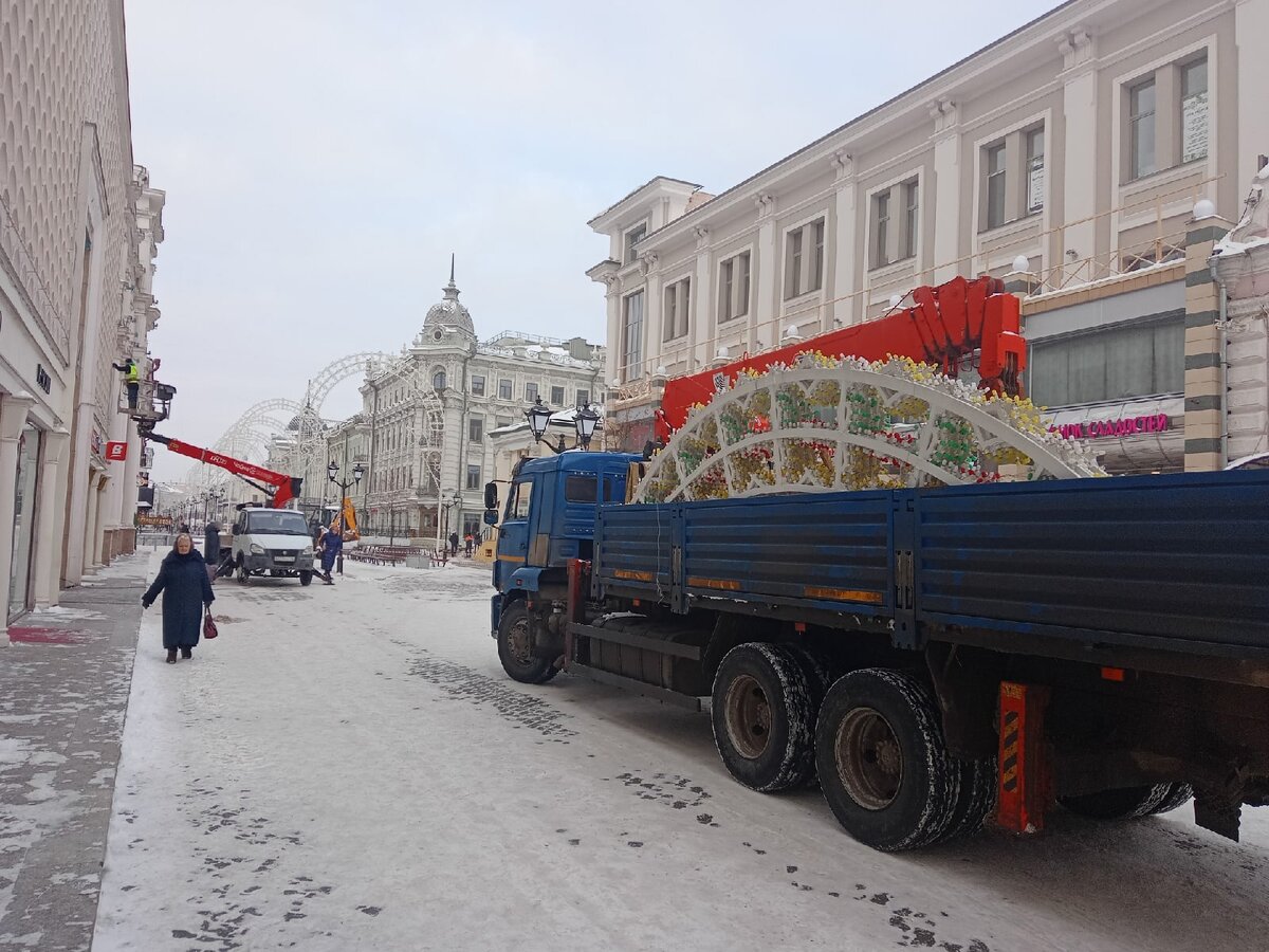 на Баумана в Казани начался монтаж новогодних иллюминаций | Новости  Татарстана | Дзен