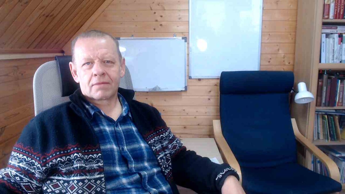 О своём доме напоминает только скос крыши.