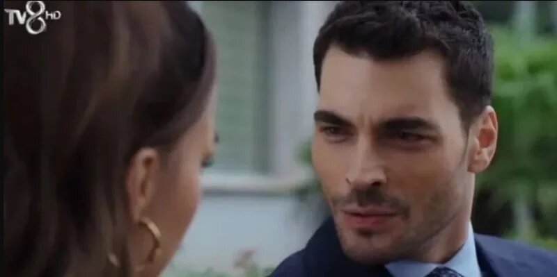 Акынозю играет адвоката Умута, одержимого местью. Актёр делает успешную работу, сериал стал популярен, судя по комментариям фанатов проекта в соцсетях. Нет проблем как с сюжетом, так и с актерами. Но в таком случае, почему результаты такие невысокие?Позади 6-я серия проекта «Ловушка» и грядут новые низкие показатели, которые раньше никто не мог предсказать. Поклонники сериала, возмущенные системой рейтингов, оставляют недовольные комментарии.Подпишись на нас в Дзене ставь лайк этой новости и будь в курсе всех свежих новостей турецких сериалов.
📷Те, кто видит низкие рейтинги, обеспокоены, поддержка сериала увеличивается, но этого недостаточно, чтобы восстановить баланс справедливости. Проект отстает от конкурентов по средам, и интерес на TV также находится на недостаточно хорошем уровне.6-й эпизод сериала смог занять лишь 21-е место среди всех участников. Это совсем не приемлемо. Проект занял 15-е место в AB и 13-е в ABC1. С рейтингами, которые также намного ниже среднего во всех категориях, работа над сериалом в этом сезоне очень тяжелая.