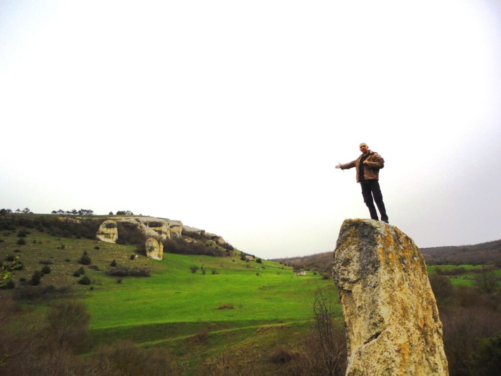 Руцсланг Стойчев на Бахчисарайском менгире в Балке Богаз-Сала
