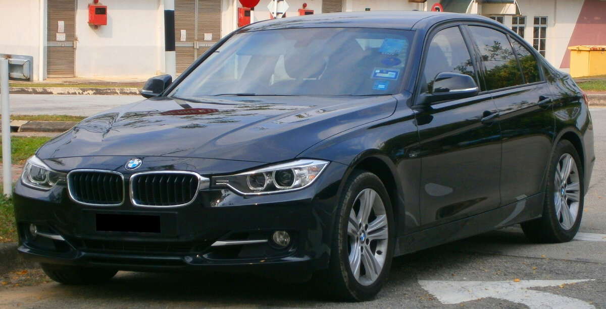 BMW F30, 2013 года, имеет довольно скучный внешний вид