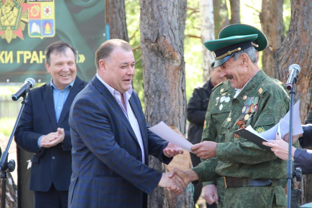 А.Д.Обласову  В.Л.Дудин вручает благодарственное письмо за оказанную помощь.