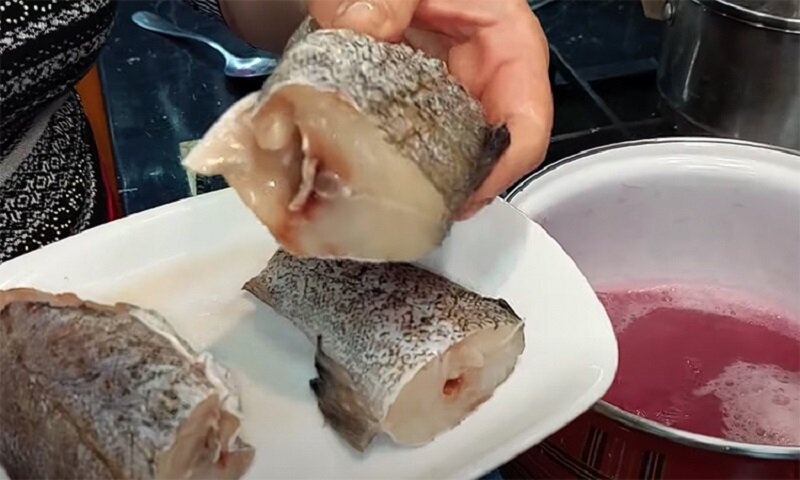 Замечательный салат для праздничного стола с бюджетной рыбой 