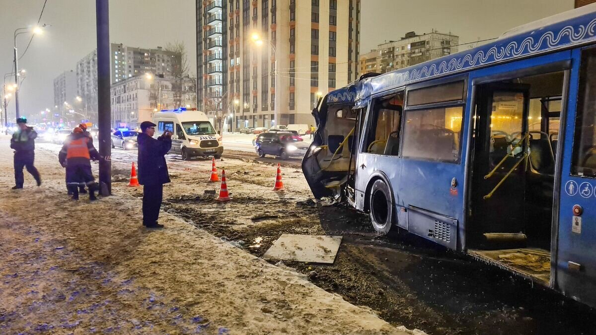 В ДТП с автобусом в Москве пострадали 13 человек | РИА Новости | Дзен