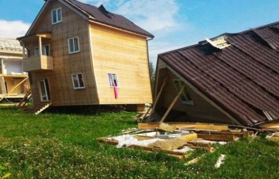 Жилой дом падает от ветра, но говорят, что у строителей были руки кривые