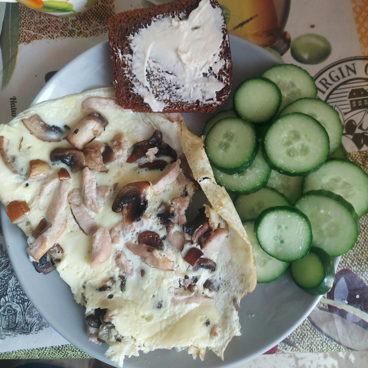 Омлет с курицей и грибами.