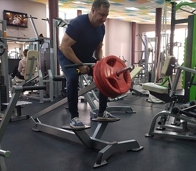 Тяга с Т-грифом неплохо дополняет становую тягу, если требуется проработать отстающие мышцы верха спины. 