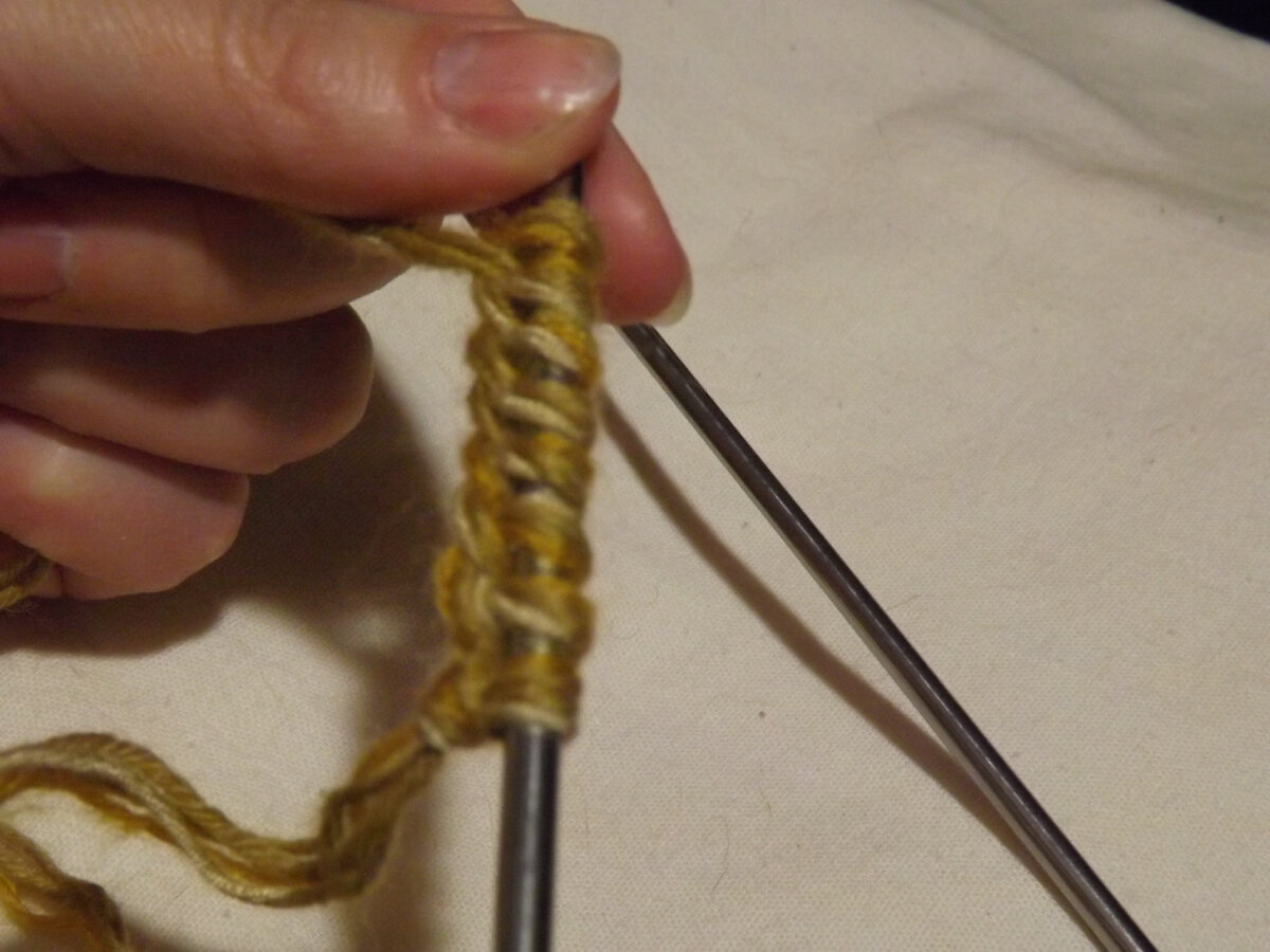 Я набрала 8 петель, т.к. буду вязать сразу по кругу