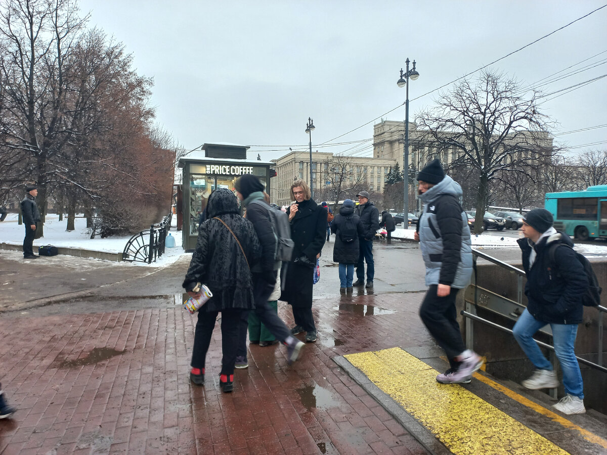 Потеряно в спб. Потерянные вещи спб. Потеряно в спб. Турист в спб темное фото. Потеряно в спб.
