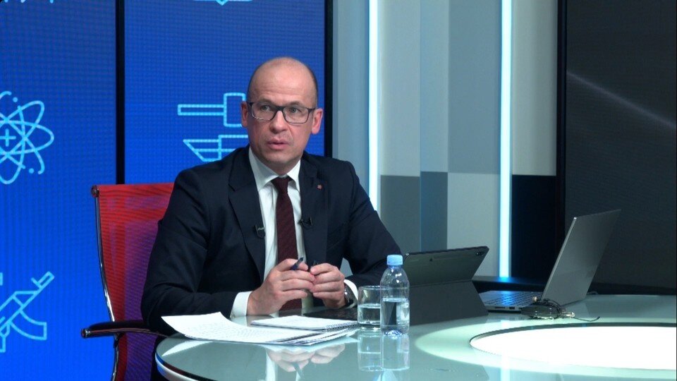     Александр Бречалов провел прямой эфир с ответами на вопросы жителей республики. Фото: скриншот из видео