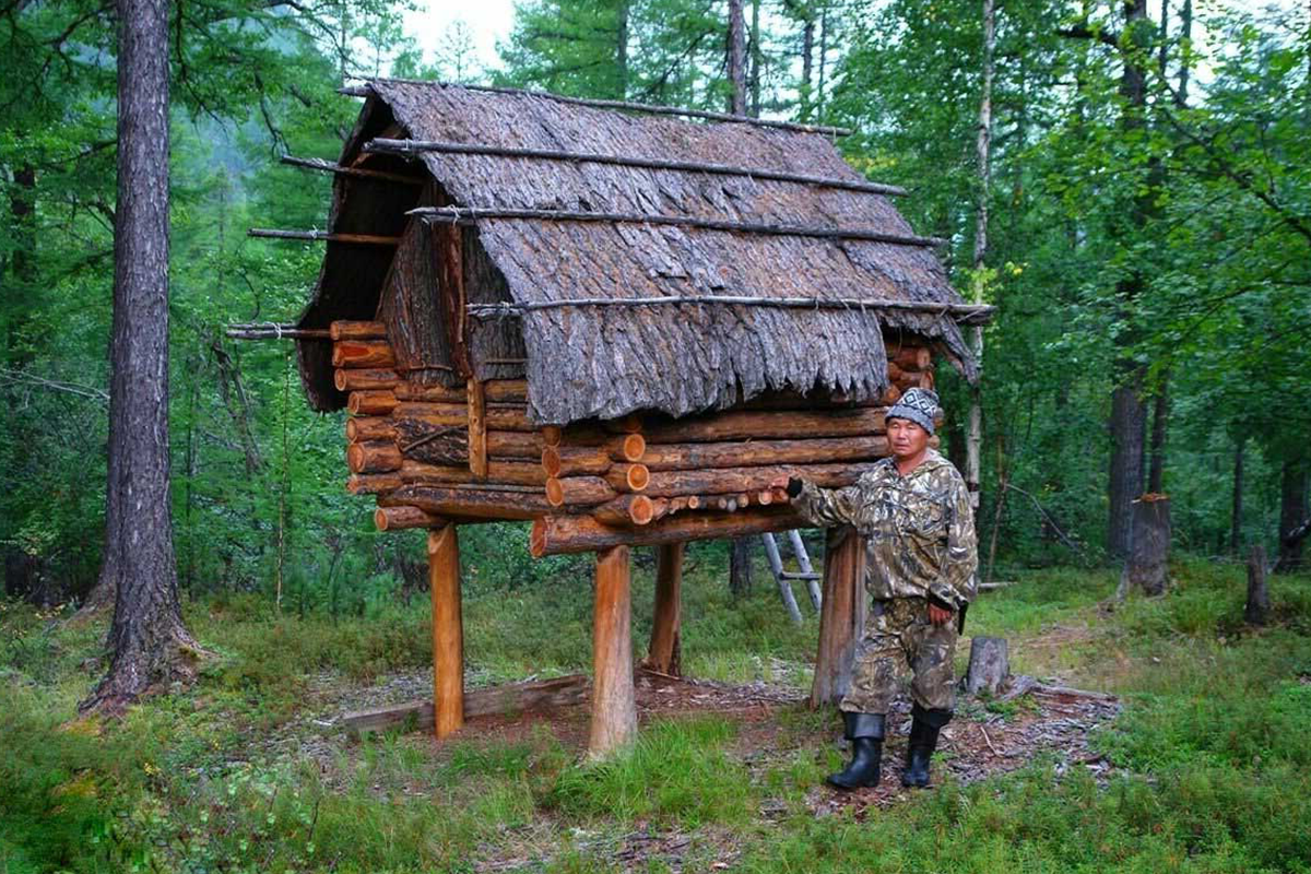 Строю в лесу. Избушка бабы яги Токсово. Охотничий лабаз манси. Избушка на курьих ножках лабаз. Избушка на курьих ножках в Норвегии.