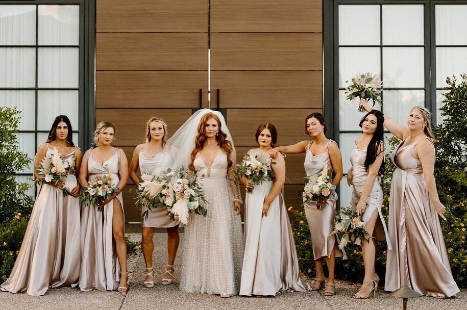     15 стильных причесок, идеально подходящих для подружек невесты