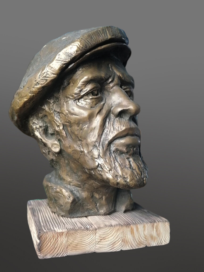 Бюст из гипса, тонированный под бронзу